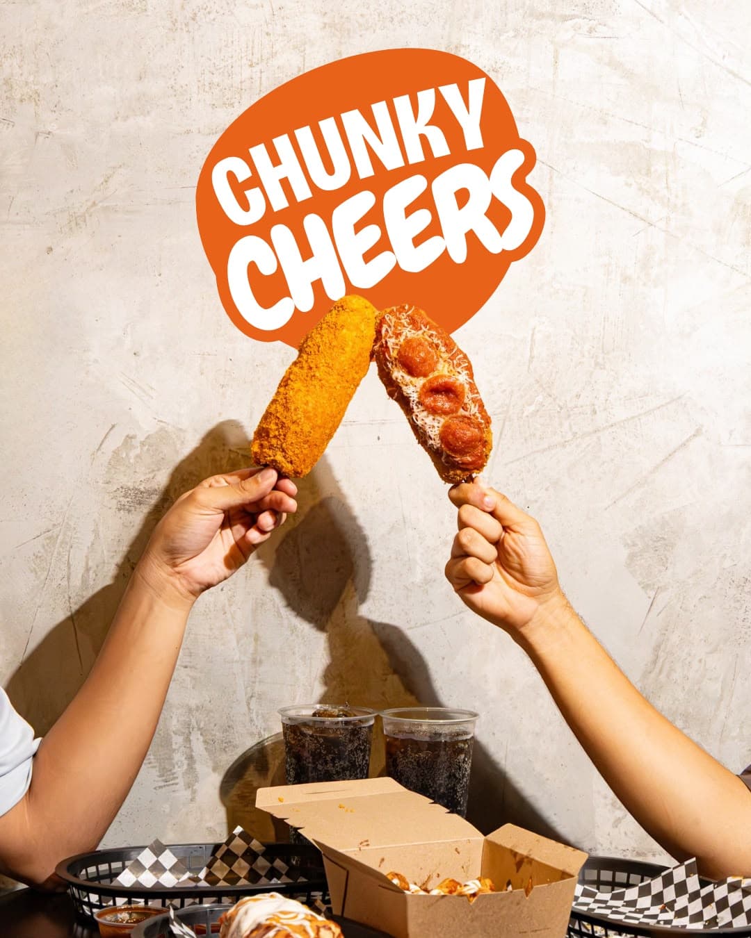 Dos personas brindando con banderillas Chunky Dogs