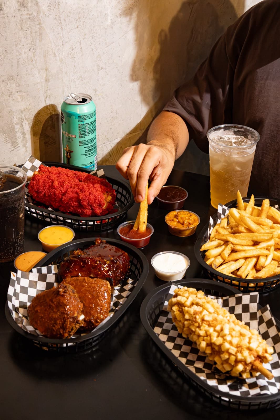 Mesa con banderillas, papas y bebidas de Chunky Dogs